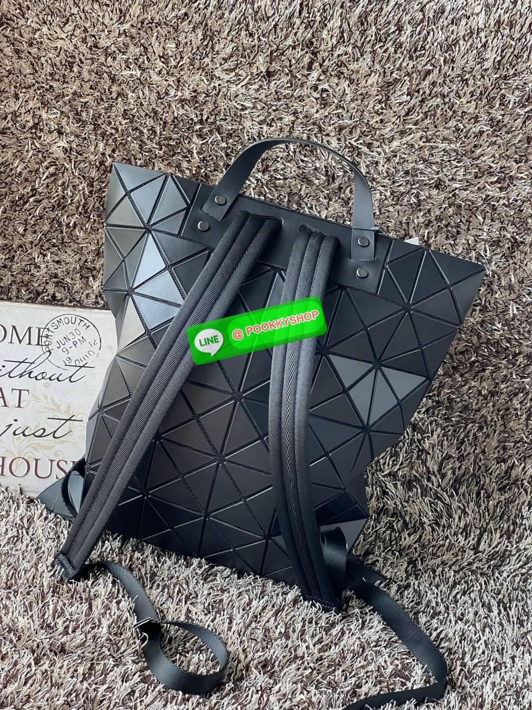 💕BAO BAO ISSEY MIYAKE FLAT PACK BACKPACK รุ่นนี้มีขนาดปานกลาง ไม่เล็กไม่ใหญ่จนเกินไป ดีไซน์เก๋ตามแบบฉบับของแบรนด์ มองเผิน ๆ อาจจะคิดว่ากระเป๋าแบนคงจุของได้ไม่เยอะ แต่บอกเลยว่าใส่ของได้เยอะกว่าที่คิด ด้วยดีไซน์รูปทรงสามเหลี่ยมที่ประกบกัน เมื่อใส่ขอ