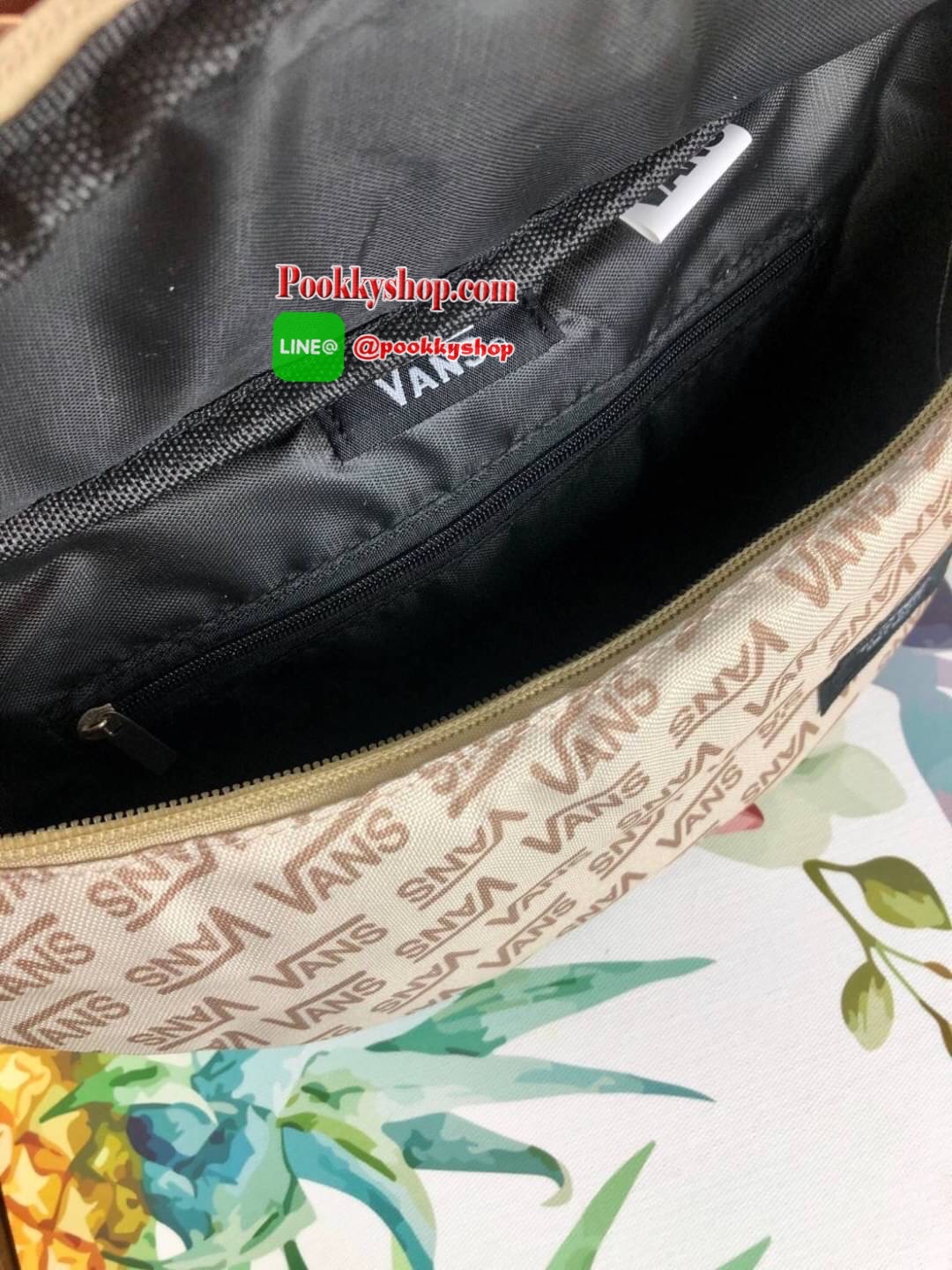 New! กระเป๋าสไตล์คาดอกจาก Vans วัสดุโพลีเอสเตอร์กันน้ำได้เล็กน้อย ทำลวดลายโลโก้แบรนด์ทั้งใบ เปิดปิดแบบซิปที่ด้านหน้า ด้านในมีช้องซิปเล็กให้ 1 ช่อง สามารถใส่กระเป๋าเงินใบยาวและiPhone plus ได้สบายๆค่ะ สายคาดอกปรับสายได้ตามต้องการ มีทั้งหมด 4 สีให้เลือกค่า
