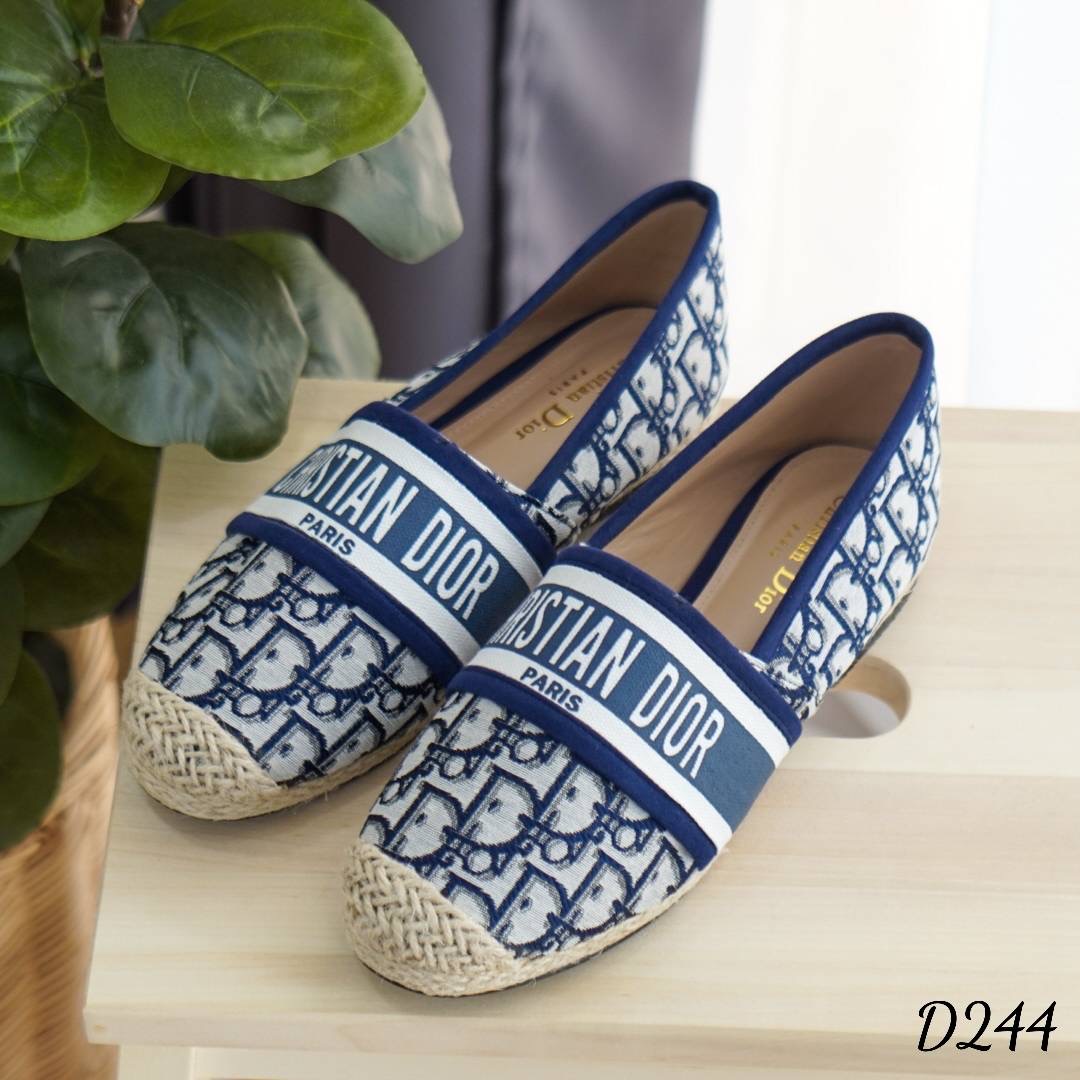 พร้อมส่ง แบบขายใหม่ รองเท้าคัทชู ส้นแบน ทรงสวม งานDIOR ผลิตจากผ้าแคนวาส ตกแต่งคาดหน้าด้วยโลโก้ งานตัวจริงสวยมาก บอกสั้นๆว่า เริ่ด หรู ดูแพงสุดเลยจ้า