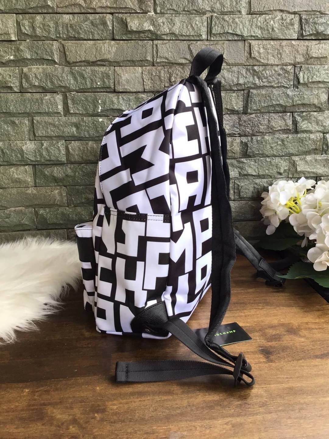 LONGCHAMP LE PLIAGE LGP BACKPACK รายละเอียด • วัสดุ: ผ้าใบ • อะไหล่: นิกเกิล • ตัวกระเป๋า: ผ้าใบโพลีอะไมด์เคลือบด้านใน • ตกแต่ง: หนังวัว รายละเอียดภายนอก • การปิด: ด้วยซิป • สายสะพาย: เลื่อนปรับระดับได้ • ช่อง: 1 ช่องซิป ภายใน • ช่องใส่ของ: 1 ช่อง ช่องด้า