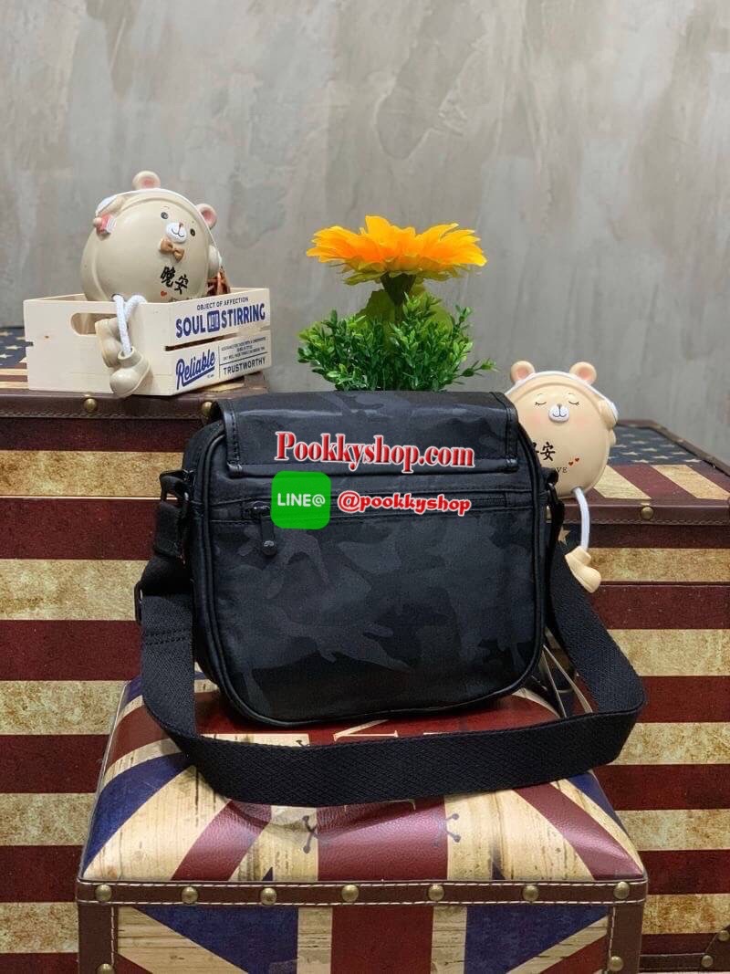 Kipling Nuria Shoulder Bag กระเป๋าสะพายคอลเลคชั่นล่าสุดของsatin camoรูปทรงสวยขนาดกระทัดรัด เปิดด้วยกระดุมแม่เหล็ก มีช่องกระเป๋าด้านหน้า มีช่องซิปหลัก ช่องซิปและช่องใส่ของจุกจิก พร้อมสายห้อยกุญแจด้านใน ด้านหลังมีช่องซิป สายสะพายเลื่อนปรับได้ตามต้องการ สะพา
