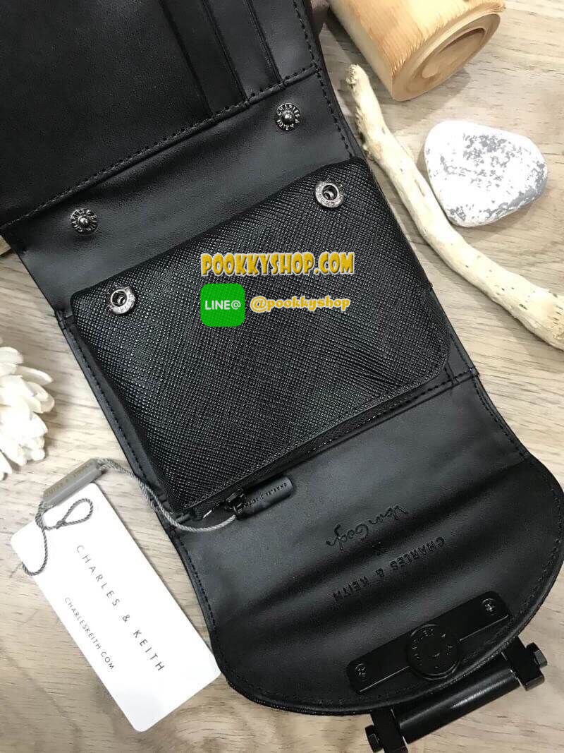 พร้อมส่งความน่ารัก! BEST SELLER! CHARLES & KEITH Peforated Wallet กระเป๋าสตางค์ใบสั้นพับ3ตอนรุ่นยอดนิยมวัสดุหนัง Saffiano สีดำประดับลายดอกไม้ Van Goh คลาสสิค ดีไซน์สวยเก๋ไม่ซ้ำใคร ด้านหน้าปั้มโลโก้เปิดปิดด้วยกระดุมเเม่เหล็ก ภายในมีกระเป๋าเล็กช่องซิปสำหรับ