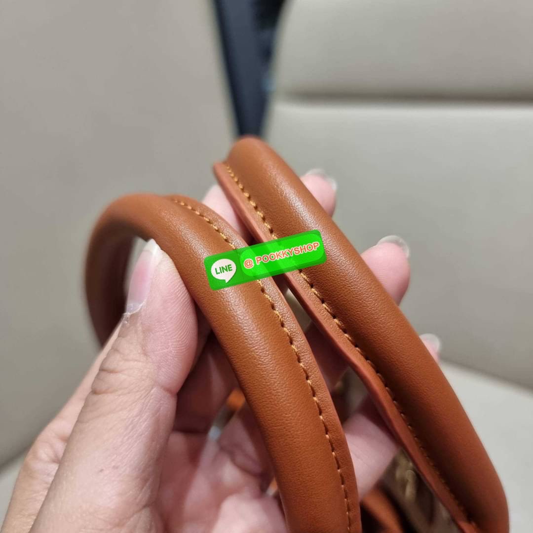 New arrival!! LV crossbody tote bag ดีไซน์สวยคม สมราคา ดูแพงไปอีก ด้วยดีเทลลายของหนัง crossgrain กระเป๋าทรงโท้ทจากเคาน์เตอร์ dutyfree คลาสสิค ผู้ดียืนหนึ่ง โทนสีใช้งานง่าย แมทช์ได้ทุกลุค มาพร้อมหูจับในตัว แบบหูหิ้ว และหูยาวสำหรับสะพายไหล่ เก๋มาก ชิคมาก ภา