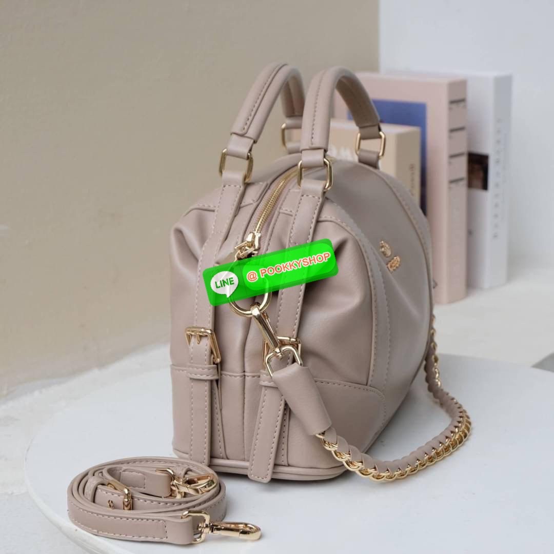 รุ่นขายดีเข้าเพิ่มนะคะ KEEP รุ่น ‘ Ella ‘ bag ทรง Pillow ( ทรงหมอน ) ที่สาวๆ ถามหา กลับมาแล้วค่า พร้อมฟังก์ชันจัดเต็มเหมือนเดิม ใบนี้ size M ใส่ กระเป๋าสตางค์ยาวได้ ใส่ไอแพดได้ ใครต้องการกระเป๋าที่ใช้ได้ทุกวัน ใส่ของครบ แอดมินแนะนำใบนี้เลยค่า สวย คุ้มแน่น