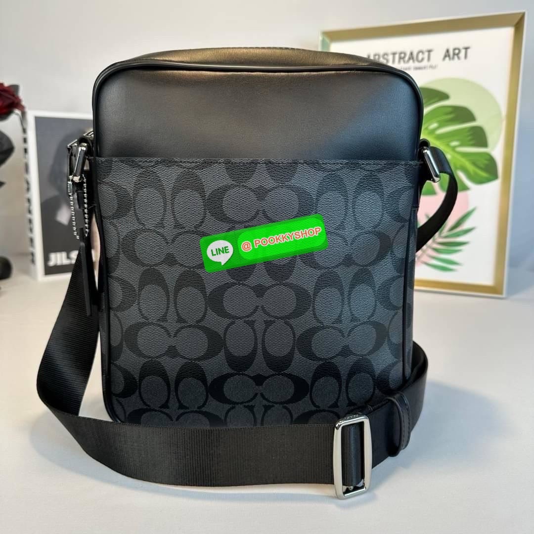 กระเป๋า Coach CHARCOAL/BLACK (COACH F54788) กระเป๋าสะพายซิกเนเจอร์เคลือบ PVC พร้อมขอบหนังปิดด้วยซิป ซับในผ้าด้านนอก: กระเป๋าแบบเปิดด้านหน้าหนึ่งช่องและกระเป๋าแบบเปิดด้านหลังหนึ่งช่อง ด้านในมีซิปและกระเป๋าเอนกประสงค์ สายปรับได้สำหรับสะพายไหล่หรือสะพายข้าง