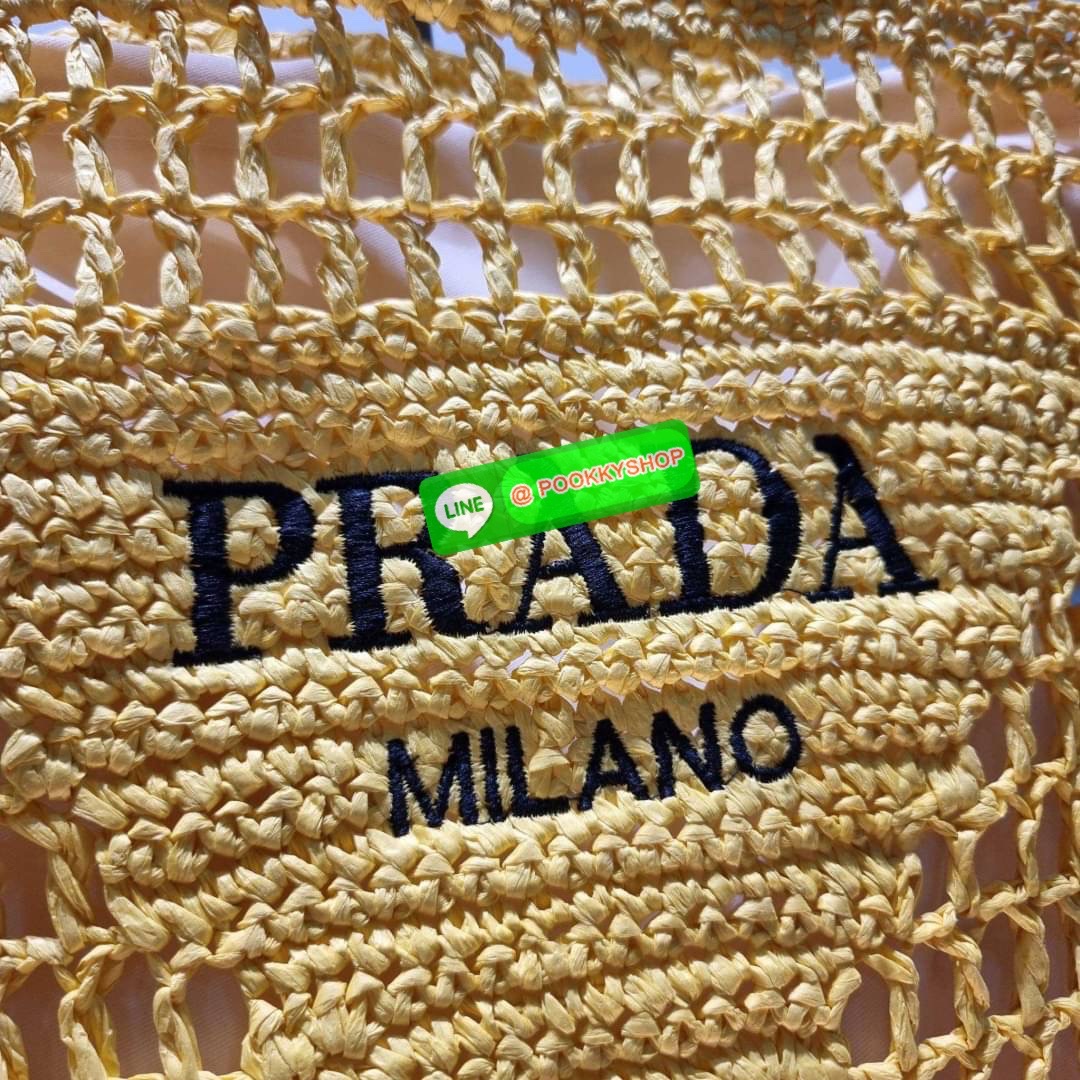 PRADA RAFFIA TOTE BAG สวยไม่ซ้ำใคร สไตล์บีช เหมาะมากกับการสะพายไปเที่ยวทะเล หรือจะใช้ในวันสบายๆก็ตอบโจทย์ กับกระเป๋าสะพายสานใบใหญ่ ตัวกระเป๋าเป็นวัสดุสังเคราห์จากธรรมชาติ สานทอเต็มใบออกมาเป็นลวดลายสวยงาม มีกระเป๋าซับในให้ สำหรับใส่ของเป็นสัดส่วน และรูดปาก