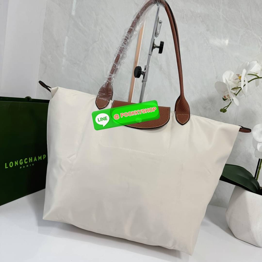 LONHGCHAMP LE PLIAGE ORIGINAL L TOTE BAG 🔖กระเป๋าสะพายไหล่ Le pliage ใบใหญ่ เรียบง่ายจุของได้เยอะ สามารถเก็บเอกสารหรือแล็ปท็อปได้คะ 🔖วัสดุ:ไนลอนเคลือบ 🔖เปิด-ปิดด้วยซิป ภายในกว้าง มีช่องลับแยกคะ 🔖สามารถพับเก็บได้พกพาสะดวกคะ