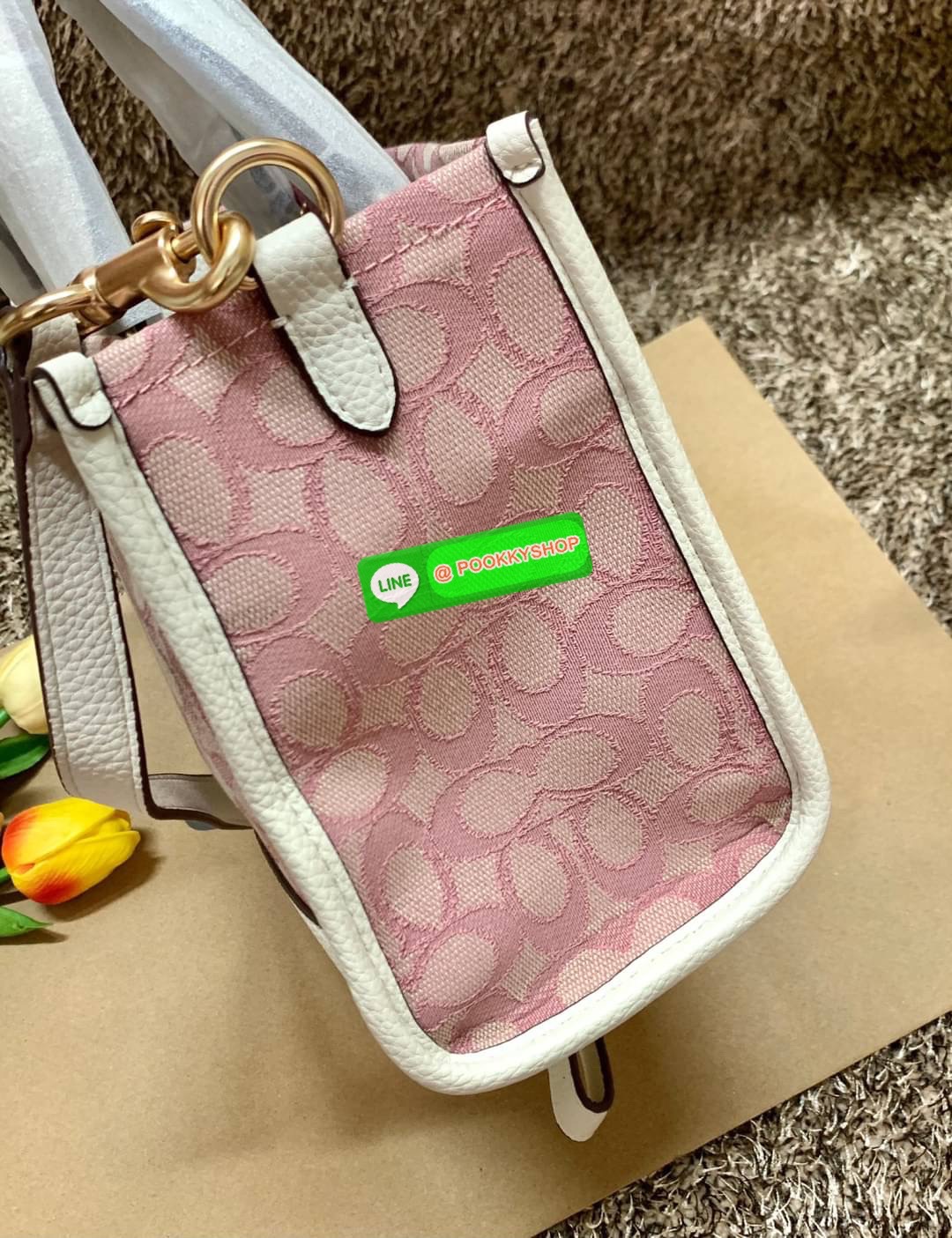 COACH DEMSEY TOTE IN SIGNATURE JACQUARD WITH COACH PAT ((C8417//C5115)) พร้อมส่งที่ไทย ห้ามพลาด สีน้องสวยมากๆค่ะ กระเป๋าทรงTote ขนาดพอดีลำตัว ใช้วันไหนๆก็เหมาะมากค่ะ วัสดุJacquard ทอลายแบรนด์ ตัดขอบหนังแท้ สวยงามมากๆค่ะ ด้านหน้าจะมีป้ายวงกลมโลโก้แบรนด์อัน