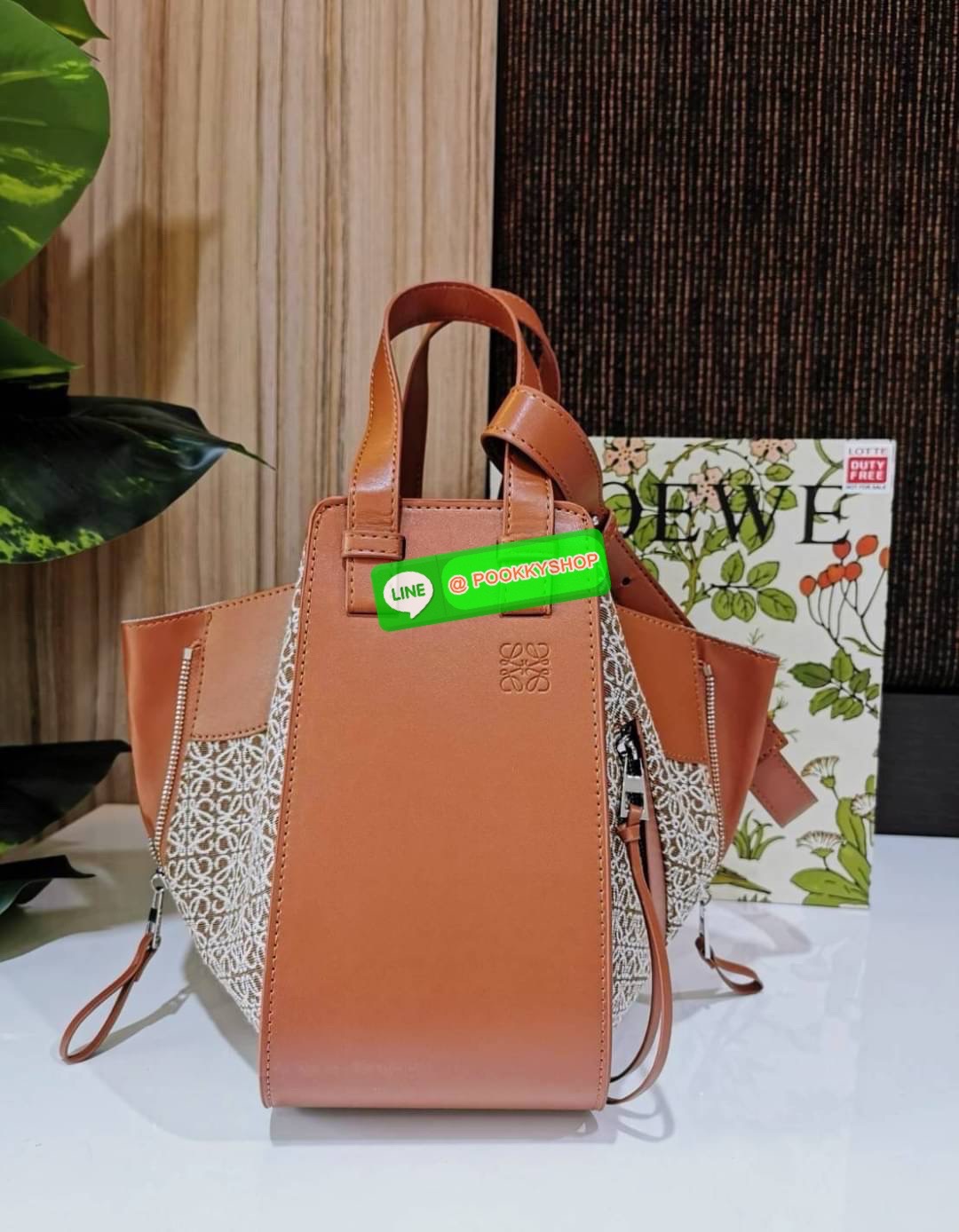 ✴️ห้ามพลาด!✴️NEW ARRIVAL! LOEWE ANAGRAM SHOULDER BAG GIFT WITH PURCHASE (GWP) กระเป๋าถือหรือสะพายพรีเมี่ยมกิ๊ฟ Limited จาก LOEWE PERFUME DUTYFREE COUNTER รุ่นหายากสุดเลอค่าวัสดุ Anagram Canvas ตัดหนังแท้ Calfskin สุดคลาสสิค ขนาดกำลังดี น้ำหน