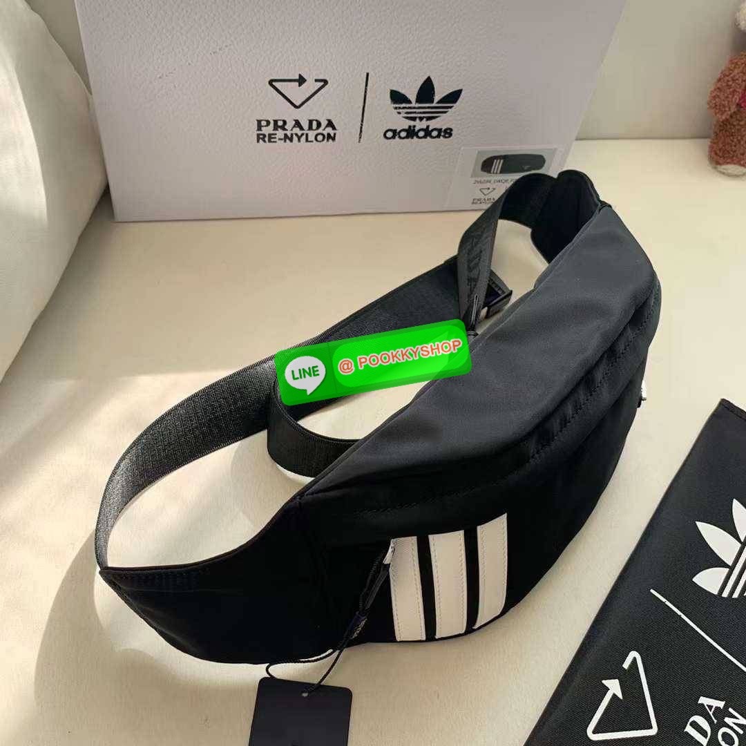 New Arrivals!!!PRADA Bag Premium gift กระเป๋าถือหรือสะพายพรีเมี่ยมกิ๊ฟ ซึ่ง Adidas และ Prada นำเสนอ กระเป๋าคาดเอวสไตล์สปอร์ตและอเนกประสงค์ และนำแถบสามแถบที่เป็นเครื่องหมายการค้าของ Adidas มาปรับปรุงใหม่ให้เป็นหนัง Saffiano ซึ่งเป็นวัสดุสัญลักษณ์ของ Prada