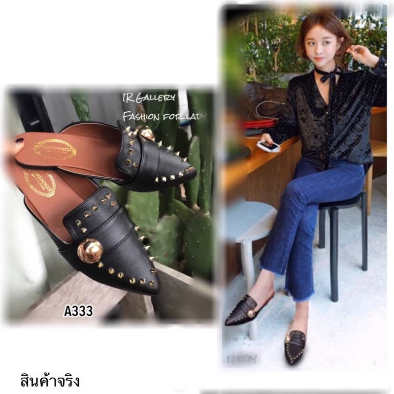 แบบขายดี!!! พร้อมส่ง มาแร้วคร้างานที่กำลังเป็นที่นิยมในตอนนี้ ลำลองทรงสลิปเปอร์หนังนิ้มนิ่มด้านหน้าประดับอะไหล่หมุดทอง แบบเปิดส้นสวมใส่ง่ายรองพื้นเสริมนวมนุ่มใส่นุ่มเท้า ส้นยางกันลื่นหนา 1 ซม. ใส่แล้วดูโดดเด่นฟรุ้งฟริ้ง มุ้งมิ้งสุดๆเลยค้า