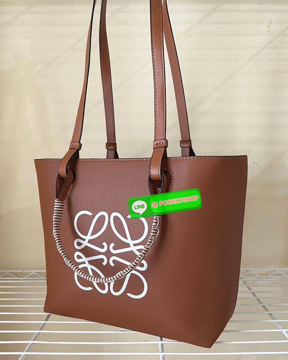 ✴️พร้อมส่งสีใหม่!✴️LOEWE HANDLE & SHOULDER BAG VIP GIFT WITH PURCHASE (GWP) กระเป๋าหนังแท้พรีเมี่ยมกิ๊ฟ Limited จาก LOEWE PERFUME DUTYFREE รุ่น Rare items สุดๆวัสดุหนังแท้ Lambskin แบบนิ่มเทคเจอร์สวยดีไซน์สุดหรูคงเอกลักษณ์แบรนด์ ภายในโล่งกว้