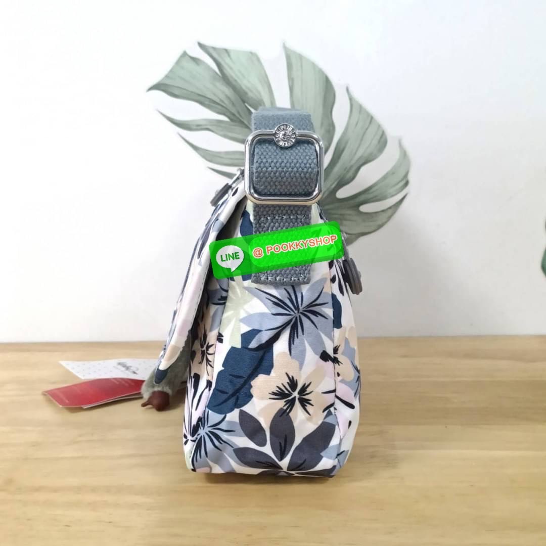 KIPLING SABIAN CROSSBODY MINI BAG กระเป๋าสะพายข้าง วัสดุ Nylon & Polyester 100% ขนาดเล็กกำลังน่ารัก เปิด-ปิดด้วยฝาปิดกระดุมแม่เหล็กและซิปแบรนด์ ด้านในทีแท็กแบรนด์