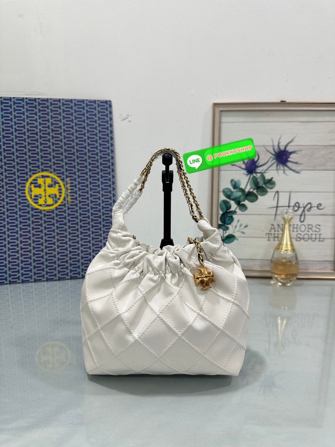 Tory Burch Fleming Drawstring Bag ผลิตจากหนังนิ่ม ตกแต่งด้วยลายไดมอนด์และสายโซ่