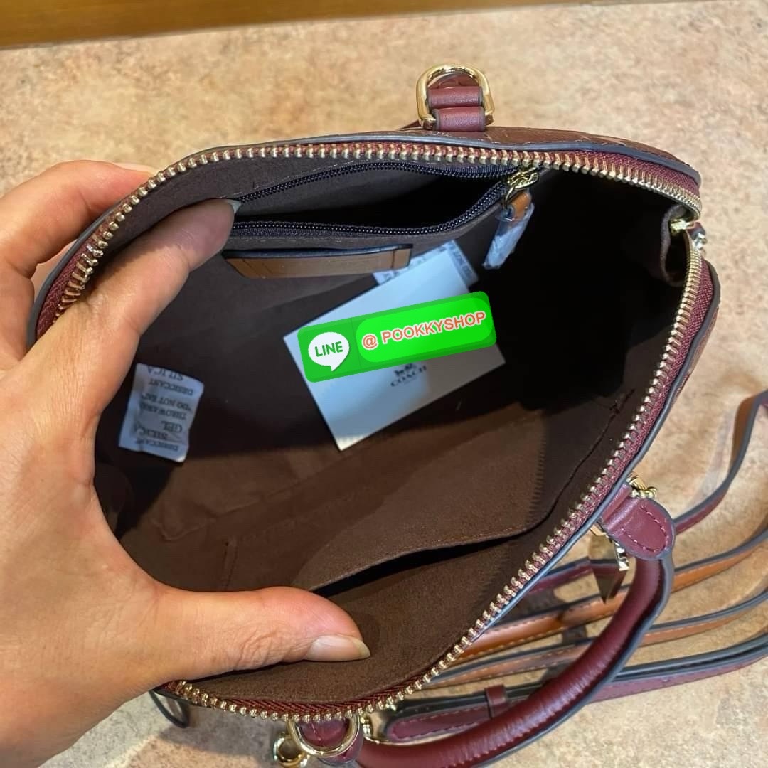 Coach MINI SIERRA SATCHEL IN SIGNATURE DEBOSSED PATENT LEATHER (COACH F55450) หนังกรวดและหนังสิทธิบัตร ด้านในมีซิปและกระเป๋าเอนกประสงค์ ปิดด้วยซิป ซับในด้วยผ้า หูหิ้วพร้อมสายสะพายยาว 3 1/2" สายสะพายถอดได้ขนาด 21 1/2" สำหรับสะพายไหล่หรือสะพายครอส