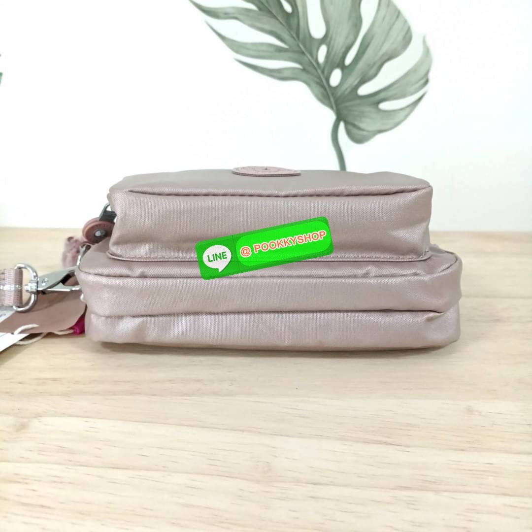 KIPLING Monkey program Seoul up clutch & sling bag รุ่น 2 ซิป (ขนาด 7 นิ้ว) กระเป๋าคล้องมือ หรือ สะพายข้าง ขนาดเล็ก วัสดุ Nylon & Polyester 100% ใช้งานได้ 2 รูปแบบ มีสายสลับเปลี่ยนได้ทั้งแบบคล้องมือ และ สะพายข้าง ตามโอกาสการใช้งาน