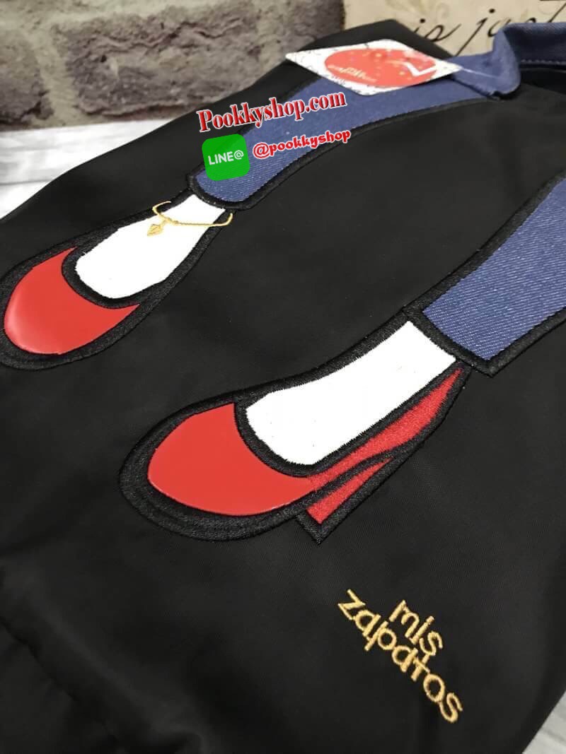 Mis Zapatos Nylon Backpack แบรนด์มาแรงของประเทศญี่ปุ่นที่ขายดีติดอันดับในหมู่วัยรุ่น รุ่นนี้วัสดุเป็น Nylon hi-quality เนื้อนุ่มและหนา ภาพบนตัวกระเป๋าเป็นงานปัก ตัวกระเป๋ากว้างและลึก ด้านหลังและภายในมีช่องแยกเป็นสัดส่วน พร้อมสายสะพายข้าง 1เส้น สามารถเป็นไ