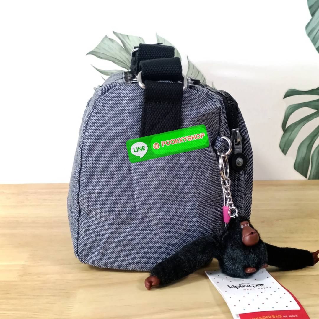 KIPLING RETH CROSSBODY BAG ซับในตาราง วัสดุ Nylon+polyester กระเป๋าสะพายข้างหรือ สะพาย Crossbody ได้ ช่องหน้าเปิด-ปิด ด้วยซิป พร้อมช่องแยกบ่อยด้านข้าง ช่องหลัก 2 ช่อง ด้านในโล่งกว้าง สามารถจุสัมภาระได้เยอะ พร้อมช่องซิปหลัง สายสะพายปรับระดับสั้น-ยาว ได้ fr