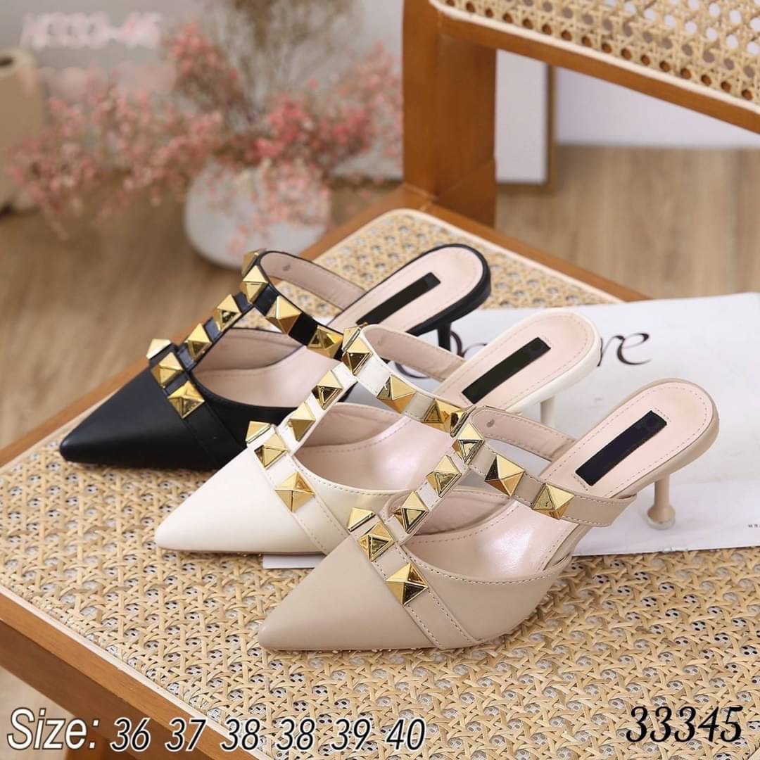 พร้อมส่ง รองเท้า ส้นสูง ความสูง 2.5 นิ้ว งานหนังนิ่มเกรดพรีเมี่ยม ทรงสวม ปิดหัวเปิดส้นเท้า แบบใส่ง่ายมาก ทรงสวย เก็บหน้าเท้าได้ดี ตกแต่งหมุดสีทอง งานตอกมือ แข็งแรง ไม่หลุดง่ายค๊า