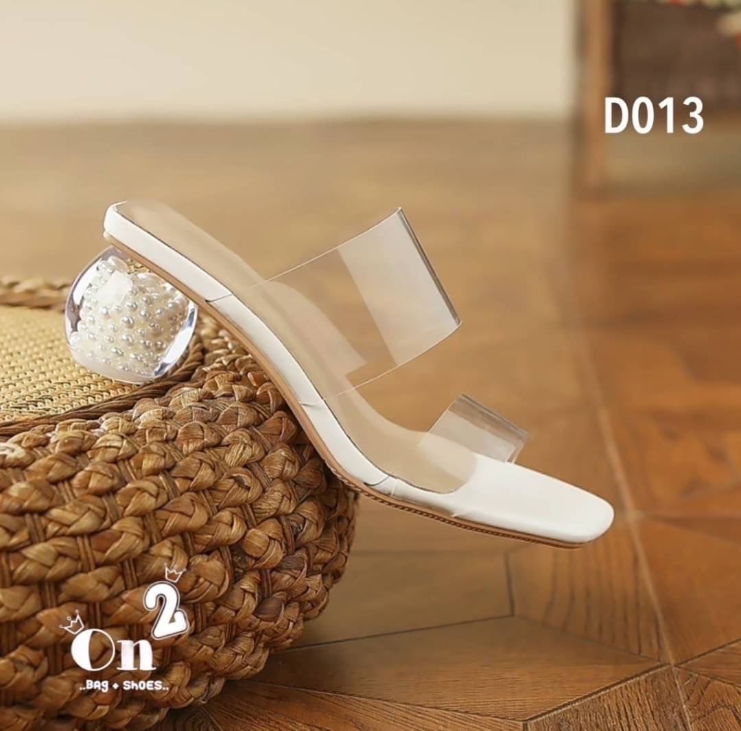 รองเท้าส้นสูงส้นแก้วกลมด้านในประดับมุก ด้านหน้าสวมpvc ใสคาดคู่ งานนิ่มใส่สบายไม่บาดเท้าค่ะ ทรงสวยดูดีใส่เข้ากับชุดได้ง่ายมี2สีให้เลือกค่ะ