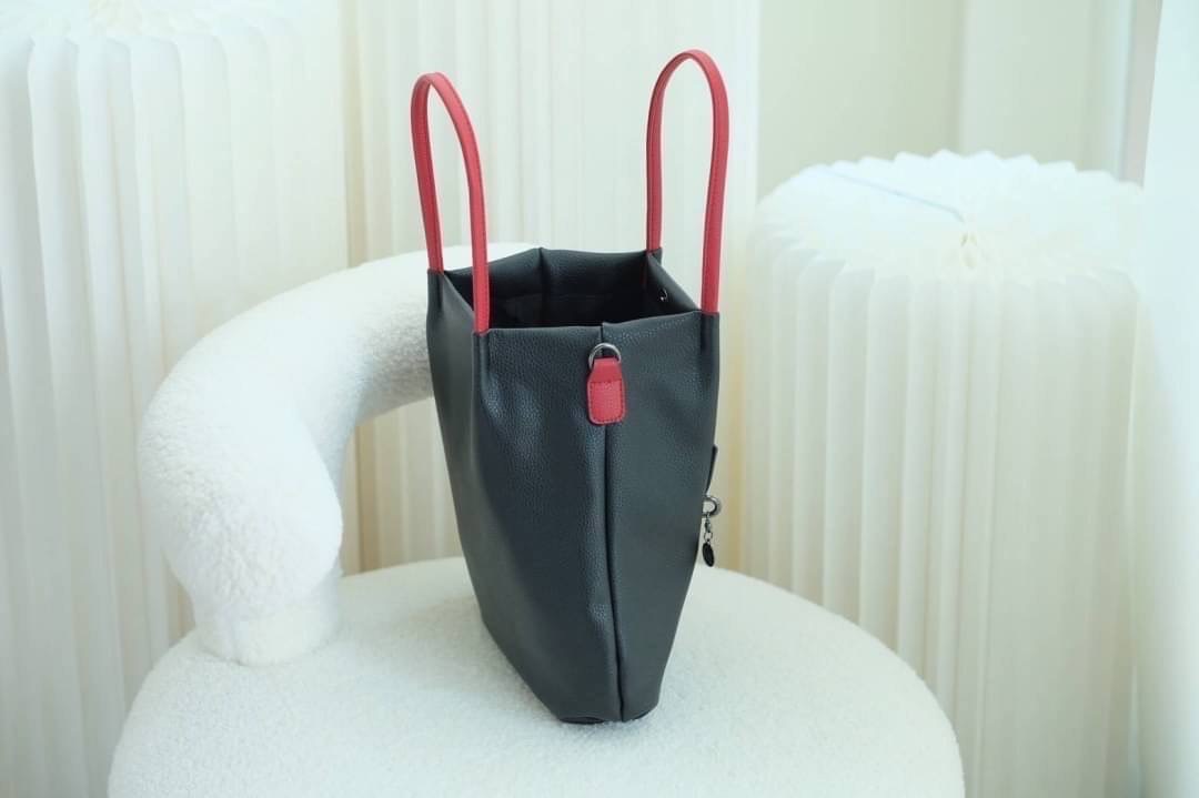 มาอีกรอบละจร้าาา‼️ ฮิตที่สุดใน Japan🇯🇵 ต้องใบนี้เลย กระเป๋า Alice and Olivia น่ารักน่าใช้มากๆ ไม่ต้องไปหาซื้อไกลถึง japan 🇯🇵 ด้านในใส่ของได้จุ มีช่องซิบหลายช่อง ถือได้สะพายได้เลย so cute สุดๆเลยค่า