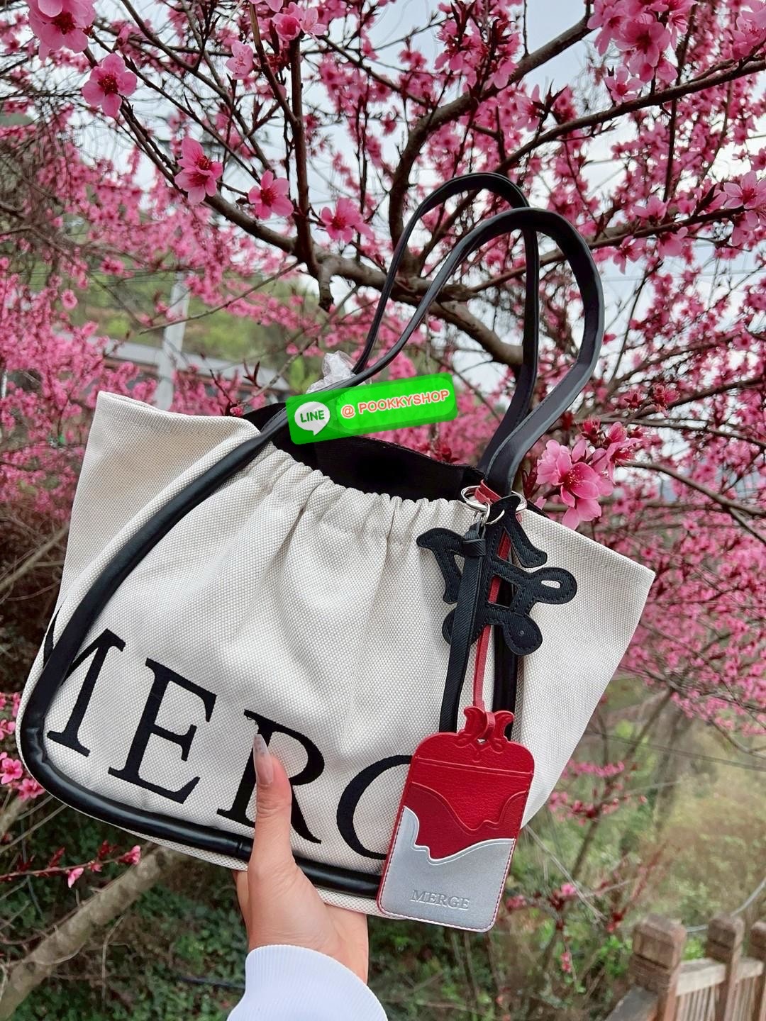 MERGE A DAY MEDIUM BAG 🔖พร้อมส่ง! กระเป๋าหิ้วหรือคล้องไหล่ ทรงสวย วัสดุผ้าทอเทคนิค Flyknit อย่างดี แต่มีน้ำหนักเบา หูหิ้วแบบหนังมีความแข็งแรงในการใช้งานค่ะ ภายในโล่งกว้าง ใส่สัมภาระได้เยอะค่ะ