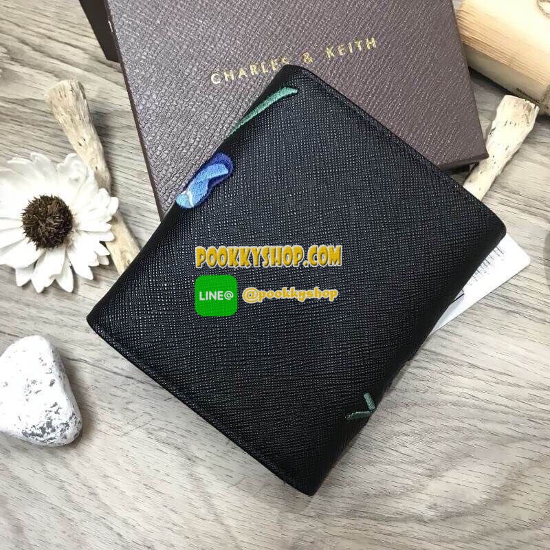 พร้อมส่งความน่ารัก! BEST SELLER! CHARLES & KEITH Peforated Wallet กระเป๋าสตางค์ใบสั้นพับ3ตอนรุ่นยอดนิยมวัสดุหนัง Saffiano สีดำประดับลายดอกไม้ Van Goh คลาสสิค ดีไซน์สวยเก๋ไม่ซ้ำใคร ด้านหน้าปั้มโลโก้เปิดปิดด้วยกระดุมเเม่เหล็ก ภายในมีกระเป๋าเล็กช่องซิปสำหรับ