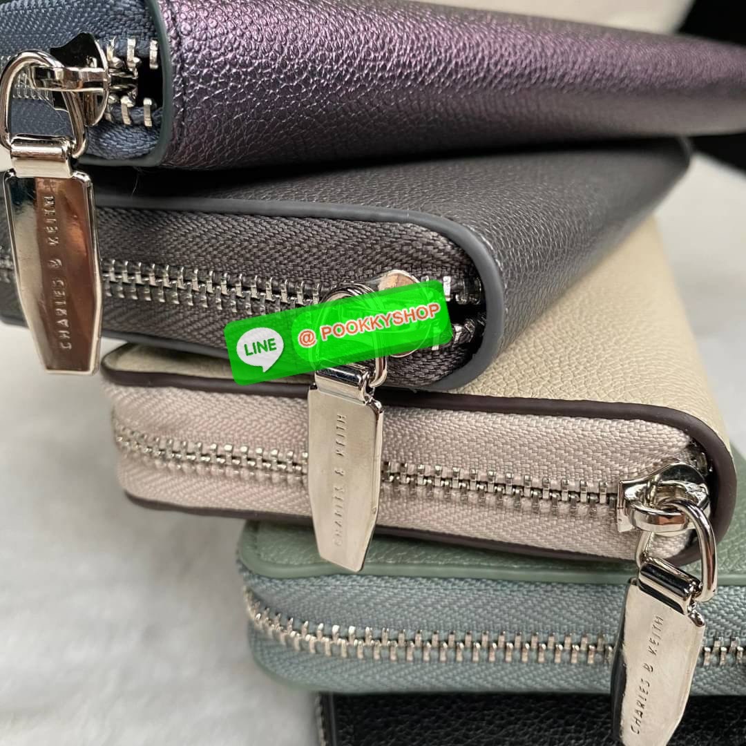 CHARLES & KEITH LONG ZIP AROUND WALLET กระเป๋าเงินใบยาวซิปรอบถูกหลังฮวงจุ้ย คอลเลคชั่นสีสุภาพหนังปั๊มลายคาเวียร์ทั้งใบ น้ำหนักเบา ด้านในกระเป๋าแบ่งเป็น 3 ช่องใหญ่ มีช่องซิปใส่เหรียญตรงกลาง จุการ์ด 12 ช่อง สามารถใส่ธนบัตรได้ตามยาวอีก 2 ช่อง มาพร้อมกล่องและ