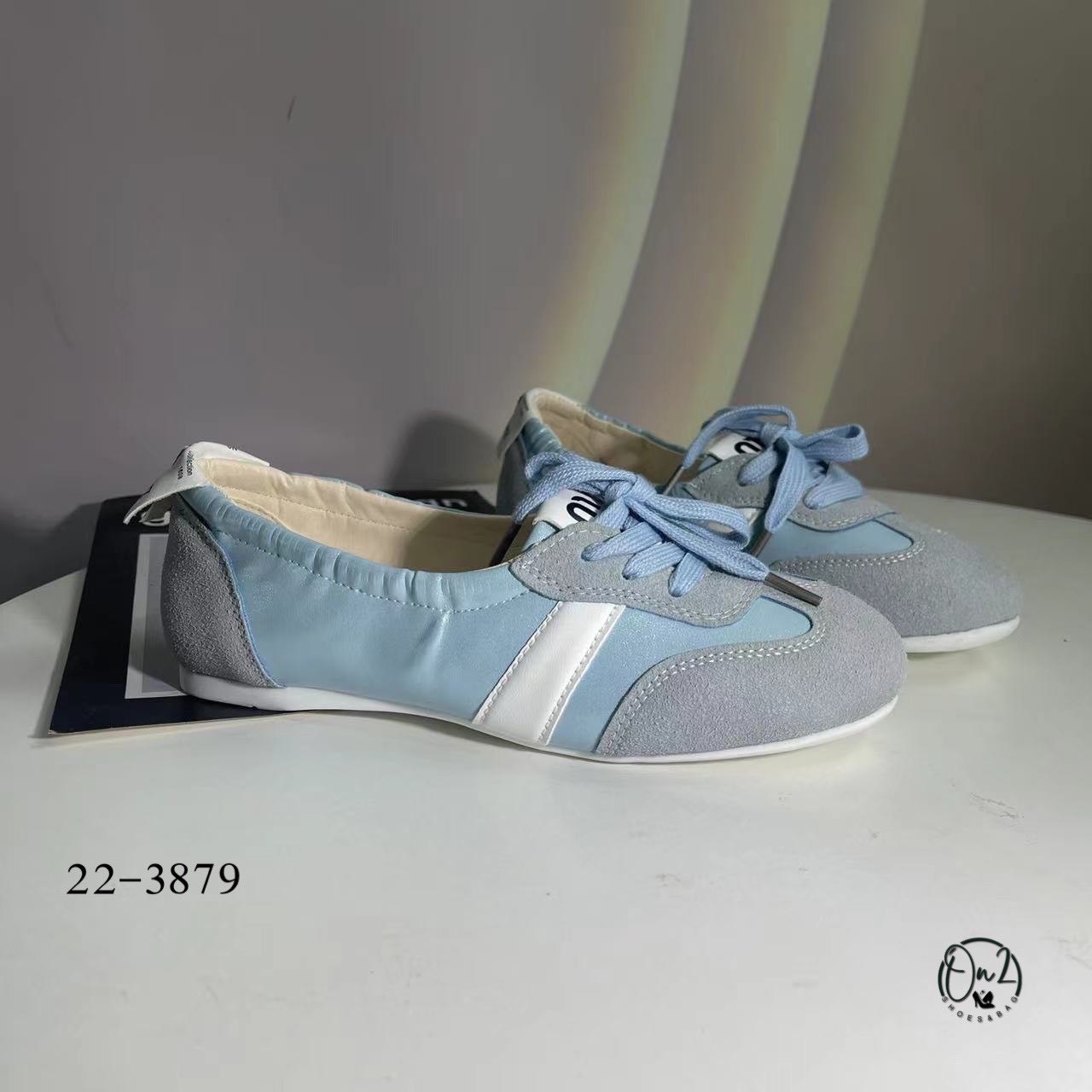 รองเท้าผ้าใบสไตล์ Miu miu แต่งสายคาดสปอต มี ผูกเชือกกรุบกริบ งานจริงน่ารักมากเป็นหนังนิ่มใส่สบายสุดสุด