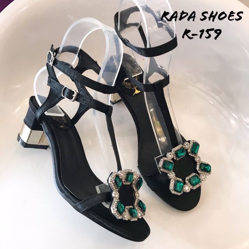 ใครรออยู่ ... ด่วน!!!เลยจ้า สวยถูกมาก... 2019 New Shoes ... รองเท้าโรเจอร์ เพชรเขียว รองเท้า พร้อมส่ง ... รองเท้าแบบใหม่ล่าสุด โรเจอร์เพชรเขียว แบบปังมาก กนะตอบรับใส่สวย สูง 3 นิ้ว งานรัดส้น สายตะข้อเกี่ยว ปรับระดับขนาดได้งานเพชรอลัง สวยสมัยใหม่จ้า