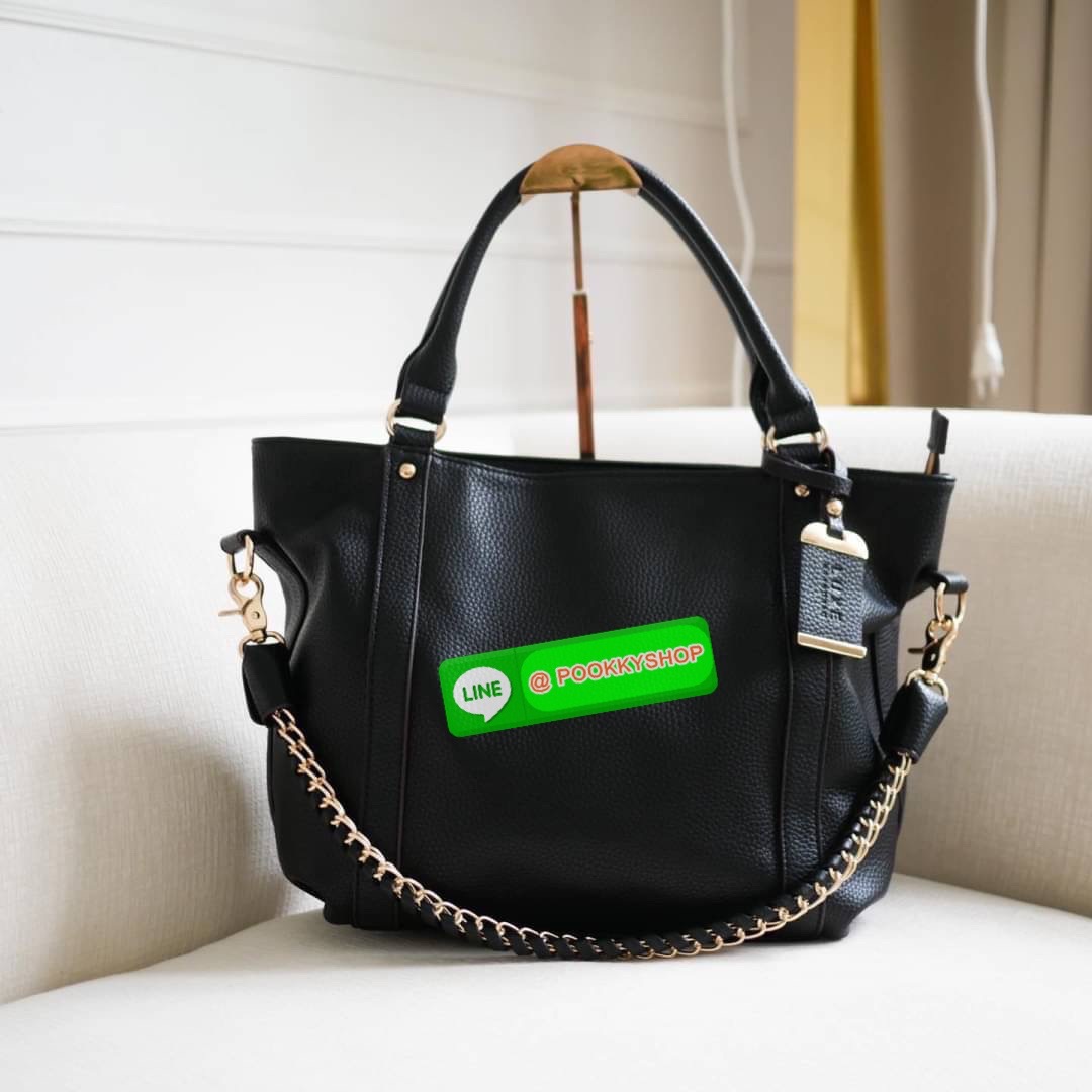 LUXE กระเป๋าเอนกประสงค์ สะพายได้ 3 แบบ เอาไปทำงานเหมาะมากๆ เพราะใส่ เอสี่ ได้ รุ่น Renaise (เรเนส) ใบใหญ่ แต่เบา! เริ่ดมากๆ สายสะพาย 2 เส้น สะพายได้ถึง 3 แบบ ลุคไหนก็เอาอยู่