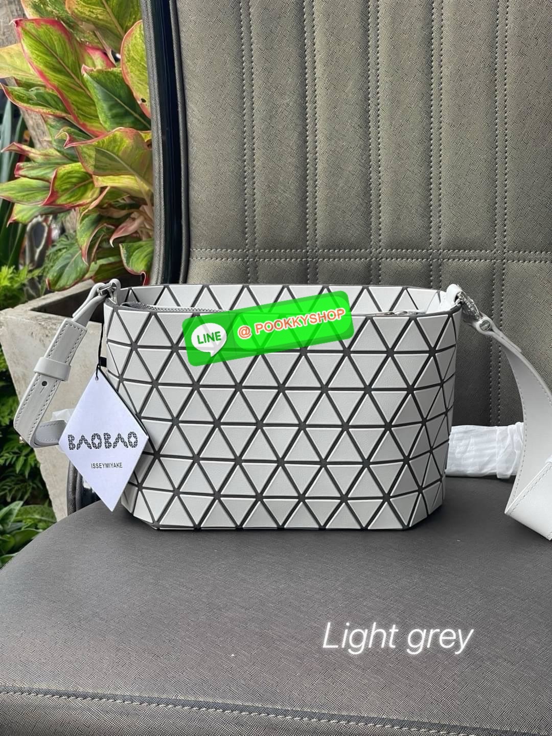 💕 BAO BAO ISSEY MIYAKE Crystal Shoulder Bag งานดีไซน์ที่ดูเรียบง่ายทั้งรูปแบบการใช้งาน มีช่องเปิดปิดแบบซิปเพื่อให้คุณพกพาของมีค่าได้อย่างสบายใจป้องกันสิ่งของตกหล่น ทั้งตัวเพลตสามเหลี่ยมและสายกระเป๋าหนัง สวยแบบคูลๆ ทั้งยังดูแลรักษาง่าย น้ำหนักเบา เ