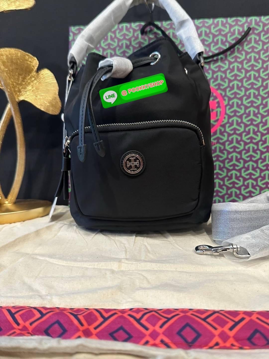 “🖤 Tory Burch Logo-Plaque Bucket Bag – ดีไซน์เรียบเท่ ถือได้ สะพายได้ ครบทั้งความจุและความชิค ✨ วัสดุ ไนลอน แต่งหนัง เบา จุของดี เหมาะกับวันทำงาน หรือวันสบาย ๆ ขนาด 8.5 นิ้ว | สภาพ ใหม่ 100% พร้อมส่ง