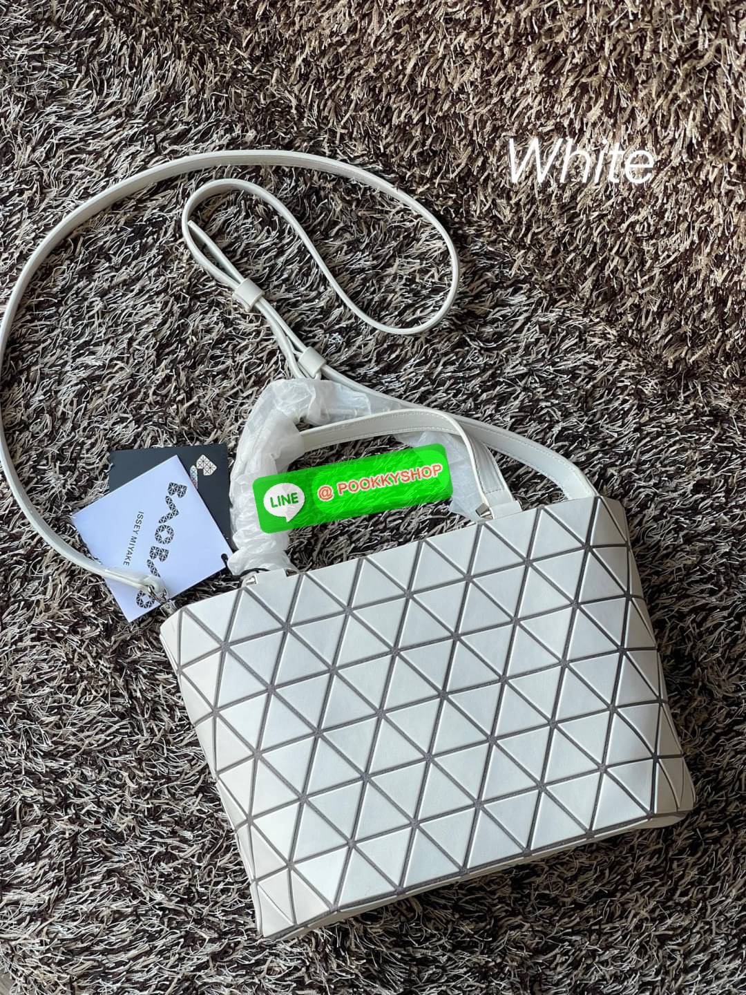 💕BAO BAO ISSEY MIYAKE MATTE CRYSTAL SMALL TOTE เป็นกระเป๋าทรงโท้ทที่มีความพิเศษด้วยการออกแบบแผ่นสามเหลี่ยมแบบใหม่จัดเรียงต่อกันในแนวตั้งเสริมกระเป๋าให้ดูหรูหรา ทันสมัย และดูมีเอกลักษณ์เป็นของตัวเอง อีกทั้งยังมีโครงสร้างฐานตาข่าย นอกจากช่วยให้กระเป