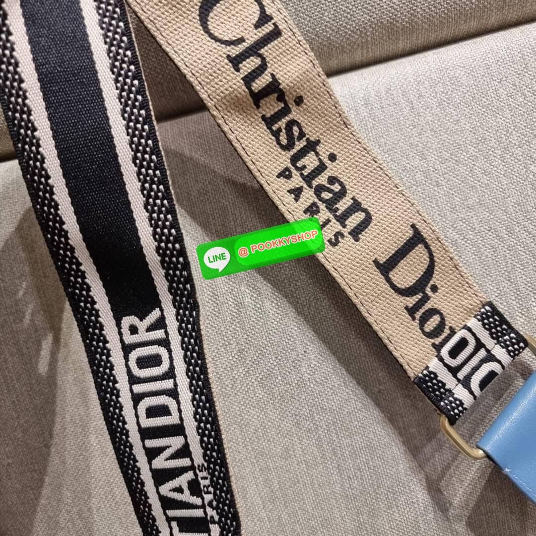 CD SADDLE BAG CALFSKIN กระเป๋าสะพายข้างพรีเมี่ยมกิ๊ฟ ทรงสวยไม่ซ้ำใคร กิมมิคในตัว ดูแพง ไซส์ใหญ่ ดีไซน์ย้อนยุค เป็นเอกลักษณ์สวยทุกแบบ เปิด-ปิดด้วยกระดุมแม่เหล็กซ่อน ใช้งานง่ายมากๆ ภายในเป็นช่องโล่ง มีช่องซิป วัสดุหนังลูกวัวฟอกสี ใส่ของสำคัญได้เลย หมดห่วง ม