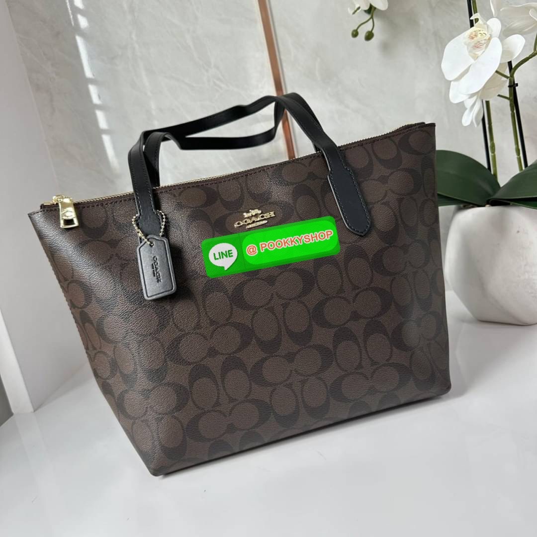 Coach 4455 ZIP TOP TOTE IN SIGNATURE CANVAS กระเป๋าสะพายไหล่ทรง Tote เปิด-ปิดกระเป๋าด้วยซิป ป้องกันของตกหล่น ภายในกว้างใส่สัมภาระได้เยอะ มีช่องเล็กใส่ของจุกจิก วัสดุแคนวาส หูจับหนังแท้ ถือไปเที่ยว ไปทำงาน สะดวกเลยค้า