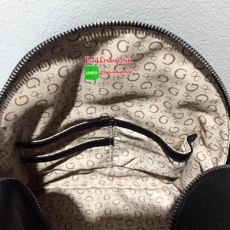 Don't Miss! GUESS WOMAN'S FACTORY BACKPACK กระเป๋าเป้ขนาดกำลังดีวัสดุหนังแกะสังเคราะห์นิ่มสวยน้ำหนักเบา มีหูหิ้วเเละสายสะพายหลังเลื่อนปรับได้ ด้านหน้ามีโลโก้และช่องซิป เปิดปิดด้วยซิปสะดวกใช้ ภายในกว้างใส่เอกสาร ipad ของใช้ได้เยอะ จะสะพายไปเรียนไ