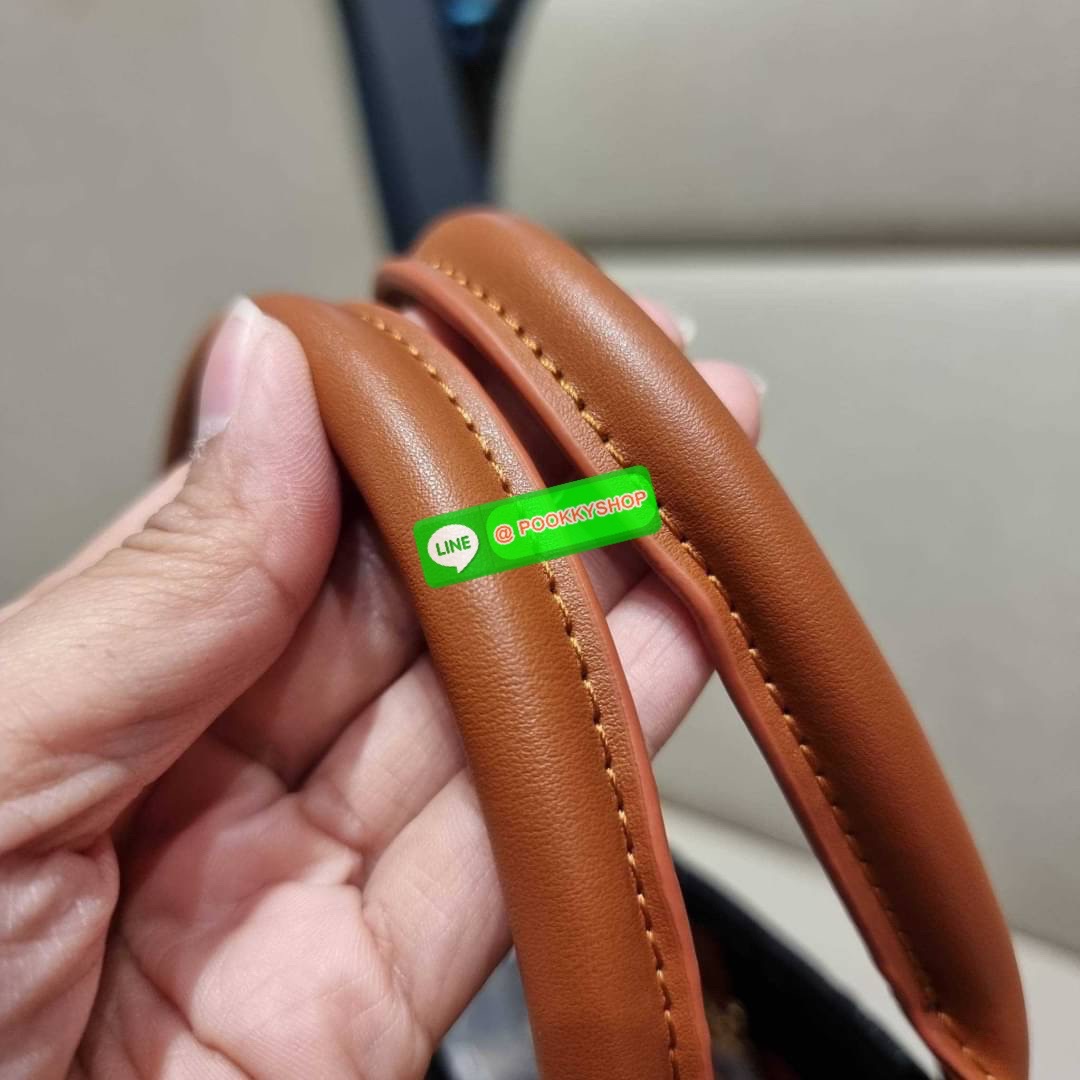 New arrival!! LV crossbody tote bag ดีไซน์สวยคม สมราคา ดูแพงไปอีก ด้วยดีเทลลายของหนัง crossgrain กระเป๋าทรงโท้ทจากเคาน์เตอร์ dutyfree คลาสสิค ผู้ดียืนหนึ่ง โทนสีใช้งานง่าย แมทช์ได้ทุกลุค มาพร้อมหูจับในตัว แบบหูหิ้ว และหูยาวสำหรับสะพายไหล่ เก๋มาก ชิคมาก ภา