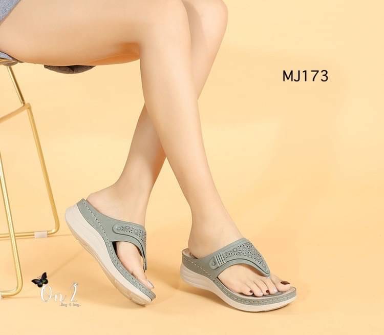 New....รองเท้าลำลองแบบหนีบดีไซน์สวยทั้งยังเป็นรองเท้าเพื่อสุขภาพด้วยค่ะ พื้นช่วยลดแรงกระแทกจากการเดินได้ดี ป้องกันการเดินแล้วเท้าพลิกได้ทำจากวัสดุคุณภาพดีมีกันลื่นแบบสวยดีต่อใจคะ ต้อง cf กันเลยจ้า