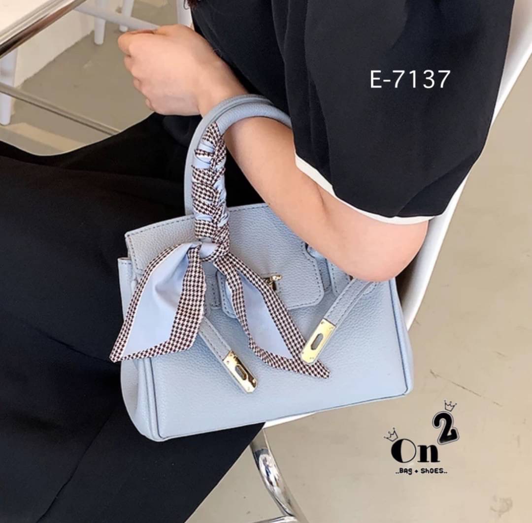 New arrivals🥳🥳 กระเป๋าแฟชั่นมาใหม่ ทรง Birkin งานสไตล์แบรนด์ เปิดหน้าอะไหล่ทอง ทรงสวยน่าใช่มากค่ะ มาพร้อมสายสะพายยาวแบบครอสบอดี้