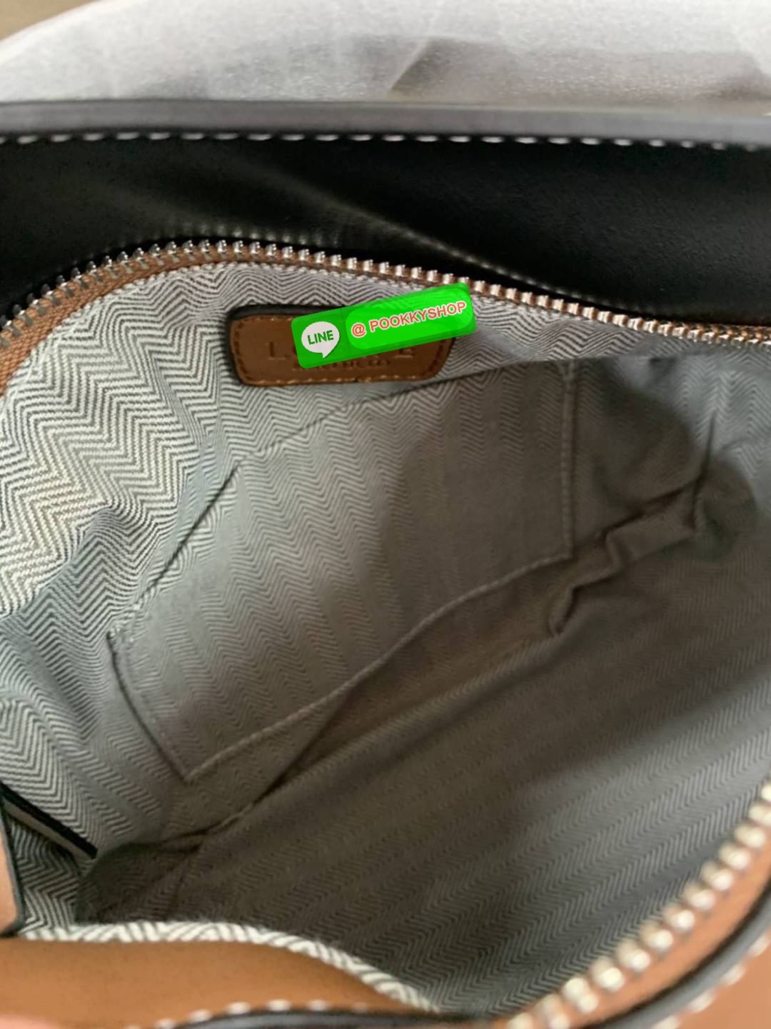 NEW IN! LOEWE CROSSBODY BAG VIP GIFT WITH PURCHASE (GWP) กระเป๋าถือหรือสะพาย Limited Edition จาก LOEWE PERFUME DUTYFREE COUNTER วัสดุ Leather Calfski หนังแท้ (หนังวัว) งานสวยตั้งอยู่ทรง สีสันสดใสทูโน ขนาดกำลังดี น้ำหนักเบา อะไหล่เงิน