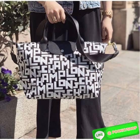 💕Longchamp LE PLIAGE LGP TOP HANDLE BAG M พบกับคอลเลคชั่นใหม่ล่าสุด มีดีไซน์ที่เรียบหรูและคลาสสิก แฝงด้วยลูกเล่นแบบเฟมินีน แถมยังมีน้ำหนักเบาอย่างไม่น่าเชื่อ มาพร้อมกับหูจับกระเป๋าคู่และฝาปิดแบบกระดุม กระเป๋าถือใบนี้สามารถใช้ถือแบบทั่วไป มีสายสะพา