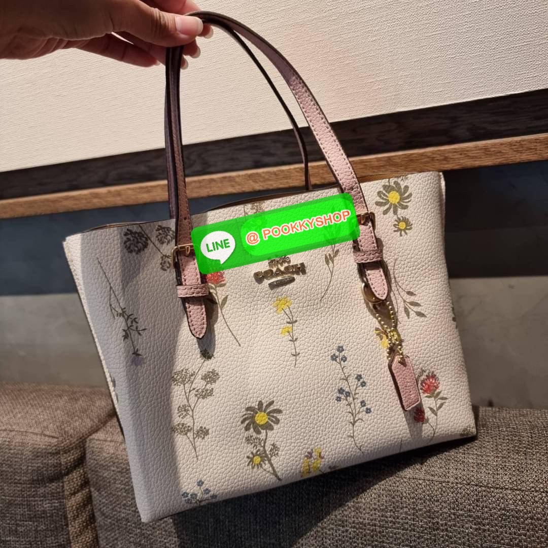 COACH C4084 MOLLIE TOTE 25 WITH SPACED WILDFLOWER PRINT ดีไซน์ใหม่ล่าสุด กระเป๋าโท้ทไซส์เล็กที่สาวๆต่างก็ต้องปักใจรัก รอบนี้น้องถูกเติมแต่งลวดลายดอกไม้ เพิ่มดีเทลความน่าใช้ไปอีก วัสดุหนัง pepble เรียบหรูดูดีม้าก!! ภายในโล่งกว้าง มีช่องซิปกลางใส่ของได้ ขนา