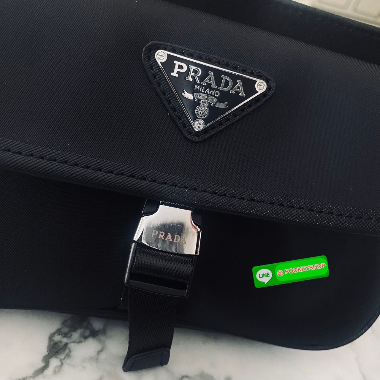 Prada Re-Nylon Messenger Bag กระเป๋าสะพายทรงแมสเซ็นเจอร์ รุ่น Unisex ใช้ได้ทั้งชายหญิง รุ่นยอดนิยมดีไซส์เรียบง่าย โทนสีดำคลาสสิกเข้าได้กับทุกลุค ขนาดกำลังดี สายสะพายยาวปรับระดับได้ สะพายไหล่หรือครอสบอดี้ก็ดูดี ดูเท่ห์ไปหมดจริงๆ ค่ะ