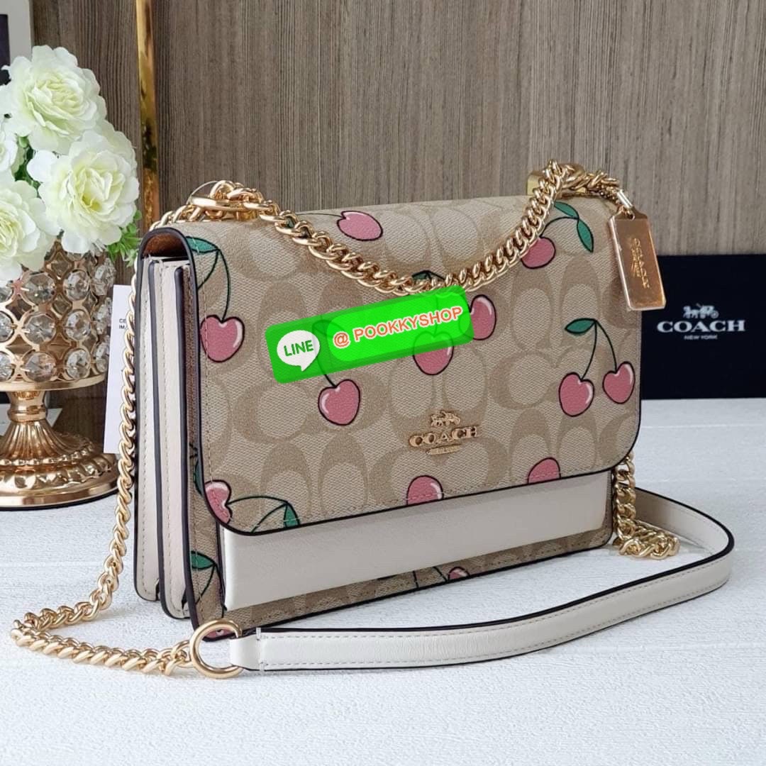 Coach CE610 ลายเชอร์รี่สุดคิ้วท์! 🍒🍒 สายโซ่ทองหรู+ดีเทลลายพิเศษ หิ้วได้หลายโอกาส จะออกเดทหรือสะพายชิคๆ ก็โดนใจสุดๆ รุ่นนี้งานจริงสวยมากกก สะพายแล้วขับผิวสุดๆ ไปเลยค่าา