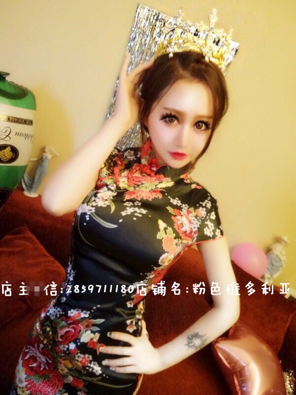 ชุดกี่เพ้าประยุกต์ ชุดกี่เพ้า สาวหมวยอินเตอร์ สีดำ ลายดอกไม้ แต่งแหวกข้าง