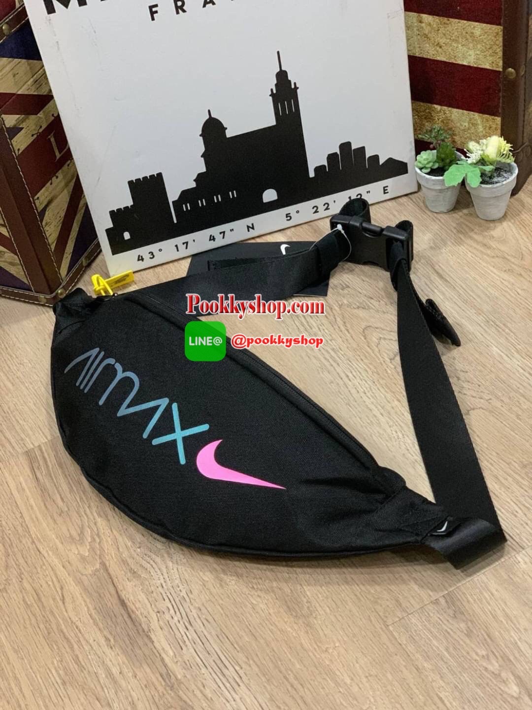 NIKE HERITAGE HIP PACK รุ่น BA6110-011 กระเป๋าทรงคาดเอวและคาดหน้าอกสไตล์สปอร์ต เปิดปิดด้วยซิปคู่ ภายในใส่กระเป๋าสตางค์ยาวได้ ด้านหน้าสกรีนตามลายต่างๆของนักออกแบบชื่อดังสาย มีคาดปรับความยาวได้ฟรีไซส์ น้ำหนักเบา เป็นกระเป๋าที่เปิดกว้างหาของได้ง่าย และใช้ได้