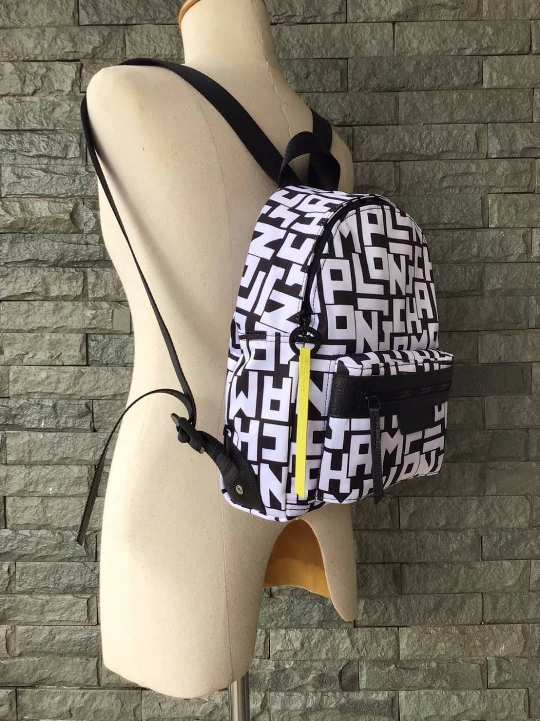 LONGCHAMP LE PLIAGE LGP BACKPACK รายละเอียด • วัสดุ: ผ้าใบ • อะไหล่: นิกเกิล • ตัวกระเป๋า: ผ้าใบโพลีอะไมด์เคลือบด้านใน • ตกแต่ง: หนังวัว รายละเอียดภายนอก • การปิด: ด้วยซิป • สายสะพาย: เลื่อนปรับระดับได้ • ช่อง: 1 ช่องซิป ภายใน • ช่องใส่ของ: 1 ช่อง ช่องด้า