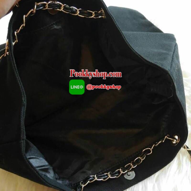 New Arrival!! พร้อมส่งที่ไทย ตามคำเรียกร้อง CHANEL VIP CANVAS TOTE BEAUTY GIFT TOTE CANVAS SILVER HARDWARE CHAIN STRAPS วัสดุทำจาก ผ้าแคนวาสหนา บุด้วยผ้าซับอีกชั้น ด้านหน้ามีโลโก้แบรนด์ ตรงอะไหล่ปั้มแบรนด์ทุกจุด ตัวสายทำจากโซ่ เรียบ หรู ดูดี ใส่ของได้เยอะ