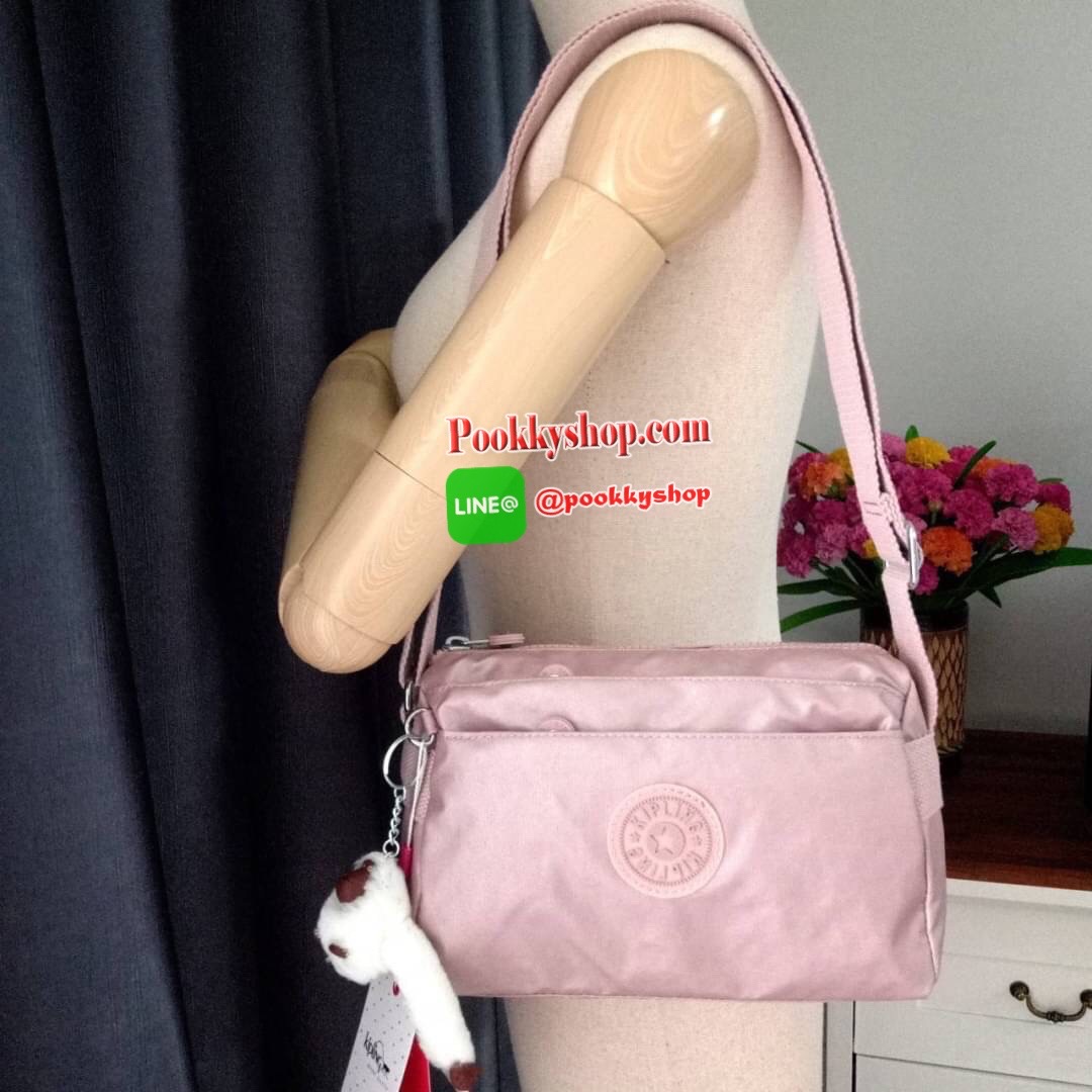 KIPLING Mini Crossbodybag กระเป๋าสะพายข้างขนาดกะทัดรัด ผลิตจากวัสดุ Nylon+ Polyester100% มีช่องใช้งานแยกย่อยมากถึง 4 ช่อง -ด้านหน้ามีช่องซิป 2 ช่อง -ช่องหลักโล่ง กว้าง จุของใช้ได้เยอะ -ด้านหลังมีช่องซิปอีก 1 ช่อง มาพร้อมพวงกุญเเจลิง สายสะพายยาวสามารถปรับไ